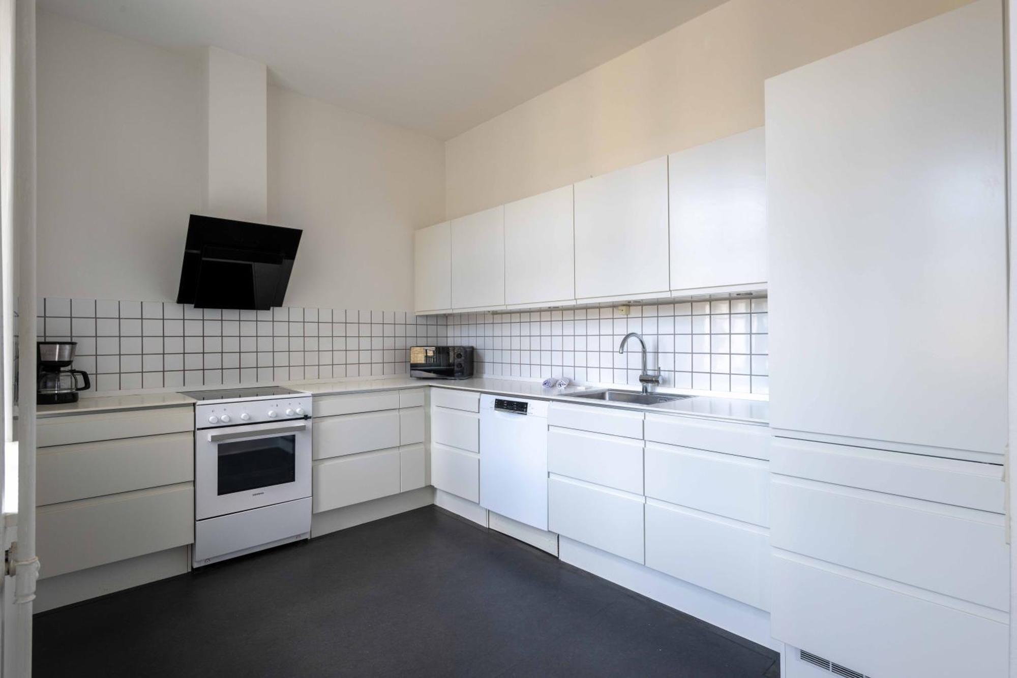 Apartment 3 Bedroom Flat In Lovely Area *