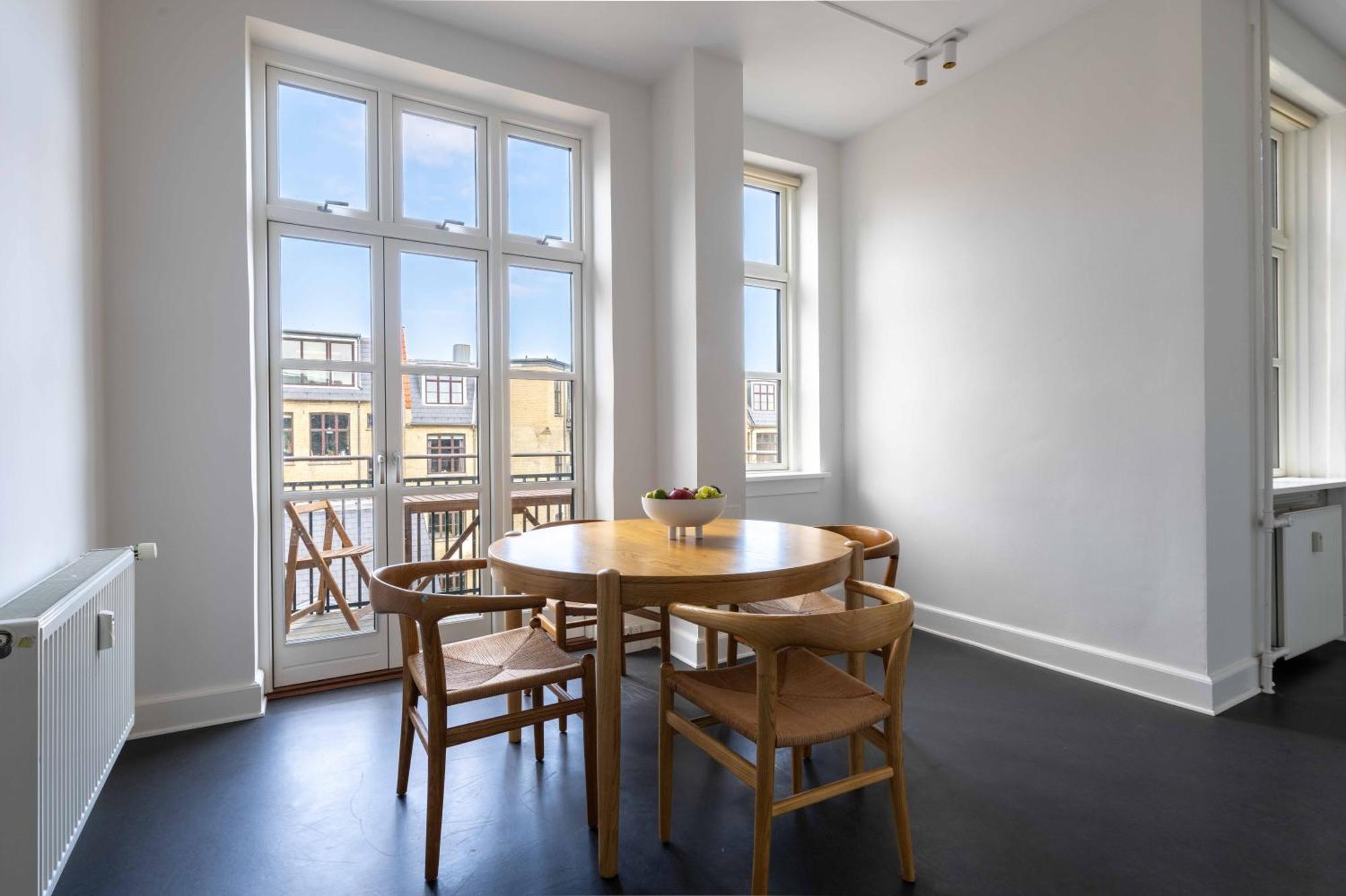 3 Bedroom Flat In Lovely Area Apartment *