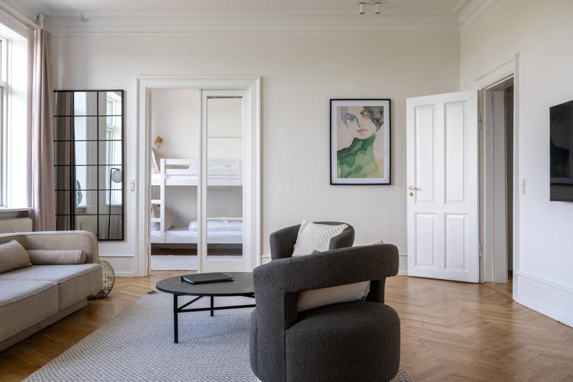 Apartment 3 Bedroom Flat In Lovely Area *