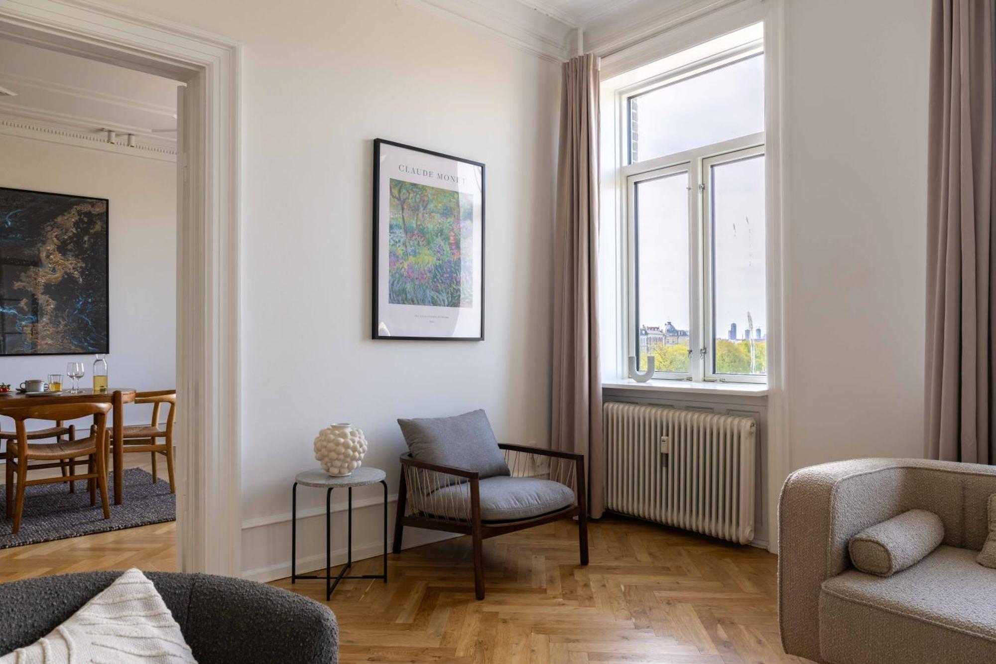 3 Bedroom Flat In Lovely Area *